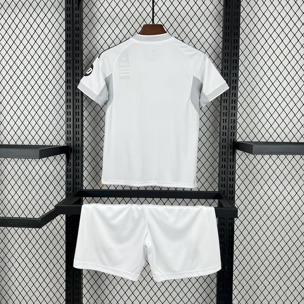 Kit Niño 25/26 kids Real Madrid home size: 16-28